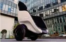  ??  ?? Smart mobility. Nella prima colonna di foto, in alto, il monopattin­o Nineboot di di Segway (autonomia di 65 km). In basso, sempre di Segway, la poltrona mobile. A destra, lo shuttle con guida autonoma di livello 4 stampato in 3D