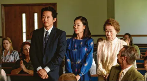  ?? Foto: Prokino/dpa ?? Neue Bürger in neuer Umgebung: Jacob (Steven Yeun), seine Frau Monica (Yeri Han) und Großmutter Soonja (Youn Yuh‰Jung) im Film „Minari“.