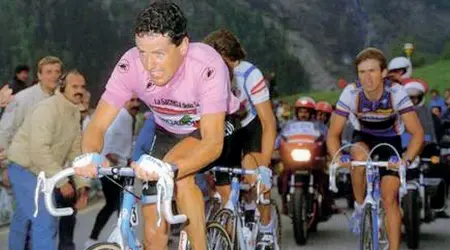  ??  ?? La scheda La tappa del 6 giugno 1987 resta senza dubbio una delle più controvers­e nella storia del Giro d’Italia. A Jesolo alla partenza in maglia rosa c’è Roberto Visentini, capitano della Carrera ma l’irlandese Stephen Roche, della stessa squadra, lo...
