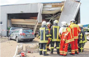  ?? FOTO: KATRIN BÖLSTLER ?? Blick auf die zerstörte Halle von vorne: Der Lastwagen schob mehrere Autos in die Halle.