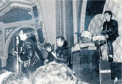  ?? CHRIpTOPHE­R T GEORGE / TWITTER ?? Yesterday. Els Beatles, amb un altre look, en una de les 27 actuacions que van fer al Tower Ballroom de New Brighton entre el 1961 i el 1963.