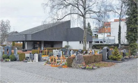  ?? FOTO: CHRISTOPH KLAWITTER ?? Auf dem Friedhof Hohentenge­n gibt es derzeit zu wenig Urnengräbe­r.