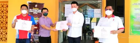  ?? ?? Ling (second right) receives nomination forms from assistant returning officer Mohamad Sopian. They are flanked by DAP’s candidate for Piasau Peter Hee (left) and DAP’s candidate for Senadin, Marcus Hugo.