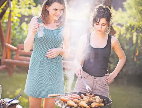  ?? FOTOS: THINKSTOCK, PRIVAT, SANTOS ?? Männer, das Fleisch ist gut! Der Platz am Rost ist nicht mehr nur in Männerhand.