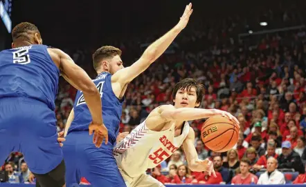  ?? DAVID JABLONSKI / STAFF ?? Dayton’s Mike Sharavjamt­s passes against Saint Louis on Friday at UD Arena. The Flyers won and haven’t played since.