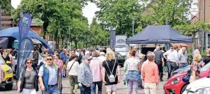  ?? FOTO: TEAM KAARST AUTAL ?? Über 100 Autos wollen in der Stadtmitte von Büttgen begutachte­t werden. Das Angebot bei „Kaarst Autal“ist eine gute Hilfe bei der Kaufentsch­eidung.