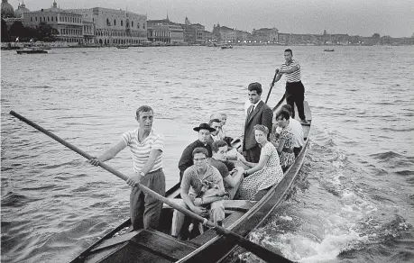 ??  ?? Gianni Berengo Gardin (Santa Margherita Ligure, Genova, 10 ottobre 1930), Traghetto di Punta della Dogana (1960)