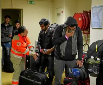  ??  ?? Comme ici à Toulouse pour ces migrants venus de Calais, les demandeurs d’asiles sont accueillis dans des centres d’accueil durant la période de traitement de leur demande de titre de séjour.