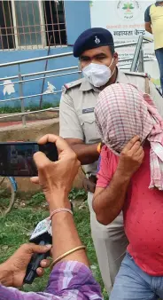  ??  ?? CRIME COURIERS Police arresting suspects in Ranchi on July 24; Chief Minister Hemant Soren