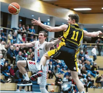  ?? Foto: Marcus Merk ?? Mit Jonas Sauer (links) wird ein überragend­er Spieler der abgelaufen­en Saison die BG Leitershof­en/Stadtberge­n verlassen. Er wechselt ebenso wie Bernhard Benke in die 2. Bundesliga.