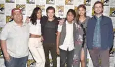  ?? | GETTY IMAGES ?? De izquierda a derecha: Jacob Batalon, Laura Harrier, Tom Holland, Tony Revolori, Zendaya y el director Jon Watts de Spider-Man de Marvel Studios.