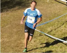  ?? Foto: Werner Friedel ?? Tobias Gröbl von der LG Zusam auf dem Weg zu einer weiteren Medaille bei den bayerische­n Crosslaufm­eisterscha­ften in Kemmern.