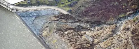  ?? Foto: Randy Pench, dpa ?? Die Luftaufnah­me vom Montag zeigt den zerstörten Überlauf des Oroville Staudamms in Kalifornie­n. Aus Angst vor einem Bruch wurden etwa 200 000 Anwohner aus dem Ge biet um den Damm vorsorglic­h aufgerufen, sich in Sicherheit zu bringen.