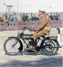  ?? ?? Julian Wade riding his 1914 499cc ex-WD BSA Model H on the Brooklands Start/Finish straight during the 2018 rerun of the Serpentine event, complete with original pattern barriers.