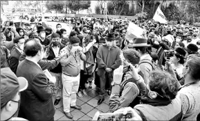  ?? Diego Pallero/ el Comercio ?? • Los dirigentes de la Conaie, Jaime Vargas y Leonidas Iza (centro), estuvieron en la Fiscalía el lunes. Ayer asistieron a la Asamblea Nacional.