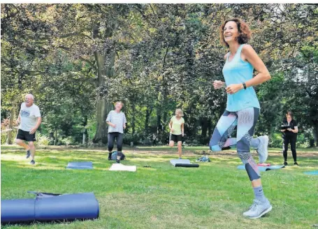  ?? FOTO: DETLEF ILGNER ?? Der beliebte Kurs „Skigymnast­ik“im Bunten Garten war 2023 im Programm von „Sport im Park“.