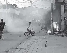  ?? CORTESíA ?? La turba se dirigió a la oficina comercial de la compañía para causar daños.