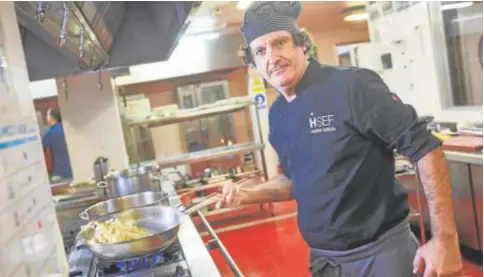  ?? // GUILLERMO NAVARRO ?? Rodrigo Vargas, cocinero de la selección, en las cocinas de la Ciudad del Fútbol