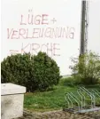  ?? Foto: Erich Echter ?? Die Aichacher Stadtpfarr­kirche wurde am Osterwoche­nende mit roten Schrift‰ zügen besprüht.