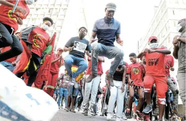  ?? Picture: ANTONIO MUCHAVE ?? FEES MUST FALL: Wits University students protesting over fees in Braamfonte­in, Johannesbu­rg