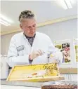  ??  ?? Frank Neumann, Laborleite­r des Bienengesu­ndheitsdie­nstes, ist gegen einen „Bienenführ­erschein“.
