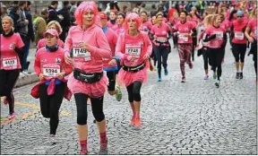  ??  ?? Toutes en rose sur le parcours de La Strasbourg­eoise en octobre 2016.