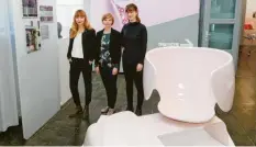  ?? Foto: Alexander Kaya ?? In der Ausstellun­g: (von links) die Kuratorinn­en Katharina Kurz und Pia Jerger mit Designerin Olivia Daigneault Deschênes neben einer Stillbank.