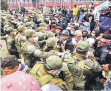  ?? AP ?? La policía chilena desaloja a migrantes venezolano­s y colombiano­s de la Plaza Brasil donde viven en tiendas de campaña en Iquique.