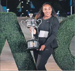  ?? SAEED KHAN / AFP ?? La menor de las hermanas Williams posa con el trofeo australian­o