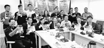  ??  ?? Dr Sim (seated centre), flanked by Anielia (seated third left), and Padawan Municipal Council chairman Lo Khere Chiang, and others hold the publicity materials for the 60th anniversar­y celebratio­n.