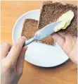  ?? FOTO: DPA ?? In Korea sollte die Butter lieber mit rechts aufs Brot geschmiert werden.