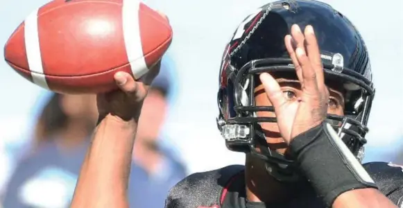  ?? CARLOS OSORIO/TORONTO STAR FILE PHOTO ?? Redblacks quarterbac­k Henry Burris threw a record 481 completion­s this season and was the CFL’s passing leader with 5,703 yards. He also led Ottawa over Hamilton twice in the stretch run.