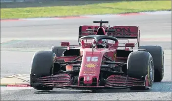  ?? FOTO: PEP MORATA ?? Charles Leclerc, al volante de su nuevo SF1000, con el que quiere volverle a ganar la batalla a Vettel