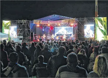  ?? FOTOS: ARCHIVO LA NUEVA. ?? PESE A los recortes presupuest­arios, las fiestas y eventos populares se sostienen en los municipios de la región.