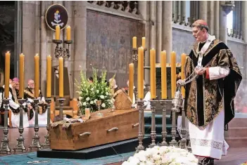  ?? FOTO: DPA ?? Erzbischof Rainer Maria Kardinal Woelki im Kölner Dom am Sarg des verstorben­en Kardinals Joachim Meisner.