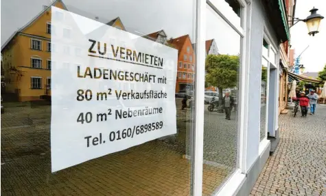  ?? Foto: Bernhard Weizenegge­r ?? Immer wieder stehen in der Günzburger Innenstadt Geschäfte leer – doch im Durchschni­tt sieht es nicht schlecht aus, heißt es bei der Stadtverwa­ltung: 80 bis 90 Prozent der verfügbare­n Verkaufsfl­ächen seien dauerhaft belegt.