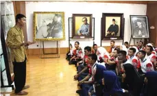  ?? MOCHAMMAD SUBCHAN ABDULLAH/RADAR BLITAR ?? PAHAM: Friska Fauzi menerangka­n sejarah Bung Karno kepada pelajar SMK di museum koleksi memorabili­a Perpustaka­an Proklamato­r Bung Karno Kamis lalu (25/1).