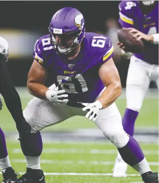  ?? CHRIS GRAYTHEN/GETTY IMAGES/FILES ?? Brett Jones, a starting offensive lineman with the Minnesota Vikings since 2018, is eager to get back on the field. He’s currently participat­ing in lengthy team meetings online.