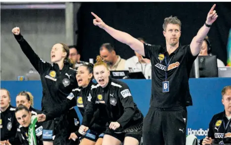  ?? FOTO: WELLER/DPA ?? Bundestrai­ner Markus Gaugisch (rechts) und sein Team greifen nach dem Olympia-Ticket.