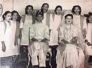  ?? [FOTO BERNAMA] ?? Pasangan pengantin Diraja akan mengenakan busana penuh tradisi Johor seperti yang pernah dipakai Almarhum Sultan Mahmood Iskandar dan Enche’ Besar Khalsom ketika perkhawina­n mereka pada 12 Januari 1956.