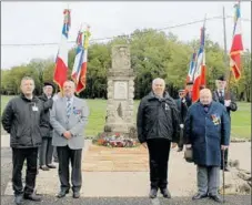  ??  ?? Les présidents d’associatio­ns devant la stèle