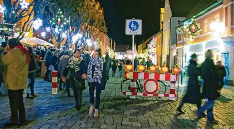  ?? Foto: Sabine Roth ?? Während im Fachmarktz­entrum unterm Berg eher weniger los war, zog es die Kunden bei der langen Einkaufsna­cht in die Friedberge­r Innenstadt.