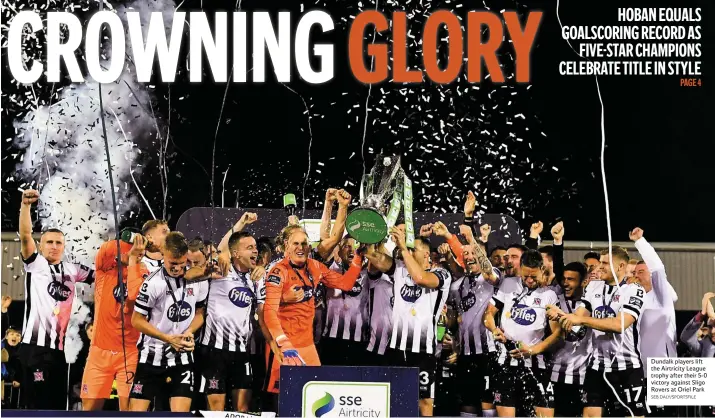  ?? SEB DALY/SPORTSFILE ?? Dundalk players lift the Airtricity League trophy after their 5-0 victory against Sligo Rovers at Oriel Park