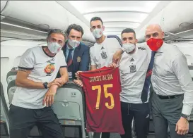  ?? FOTO: EFE ?? Jordi Alba recibió una camiseta por sus 75 partidos con la selección