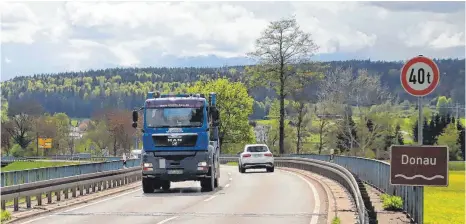  ?? FOTO: SIMON SCHNEIDER ?? Besonders für den Schwerlast­verkehr wäre die Sperrung der L277 zwischen Tuttlingen und Nendingen eine Herausford­erung. Für eine Spedition würde der Umweg über Neuhausen ob Eck 65 000 Kilometer im Jahr mehr bedeuten.