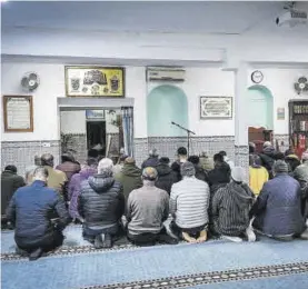  ?? SANTI GARCÍA ?? Musulmanes durante la oración de anoche en la Mezquita de Badajoz.