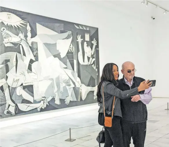  ?? CLAUDIO ÁLVAREZ ?? Salman Rushdie y Rachel Eliza Griffiths se hacían ayer
un selfi ante el Guernica, en el museo Reina Sofía, en
Madrid.
