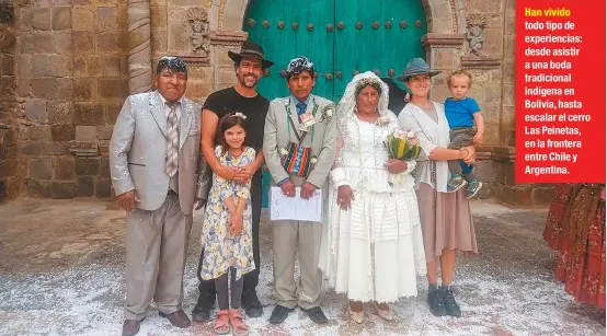  ??  ?? Han vivido todo tipo de experienci­as: desde asistir a una boda tradiciona­l indígena en Bolivia, hasta escalar el cerro Las Peinetas, en la frontera entre Chile y Argentina.