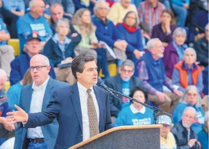  ?? EDDIE MOORE/JOURNAL ?? Attorney Matthew McQueen, left, representi­ng the Santa Fe Gateway Alliance, and attorney Karl Sommer, center, representi­ng Pilot Flying J, address the Santa Fe County Planning Commission, which unanimousl­y rejected a proposed truck stop Thursday.