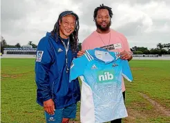  ?? PHOTOSPORT ?? NFL star Michael Bennett checks out his new Blues jersey with coach Tana Umaga.